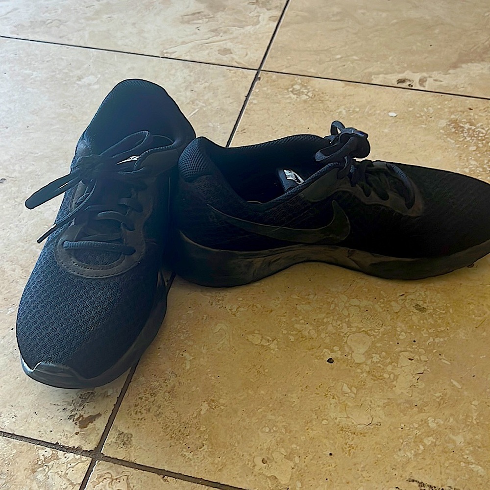 Nike sneakers all black